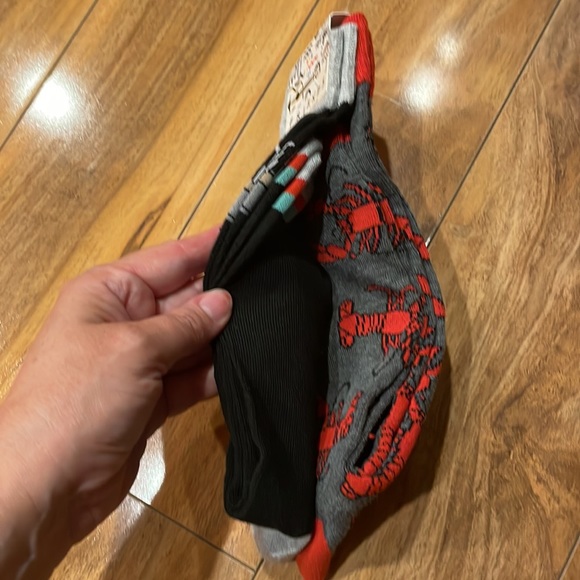 2 pair of NWT friends central perk and lobster socks - Picture 4 of 4